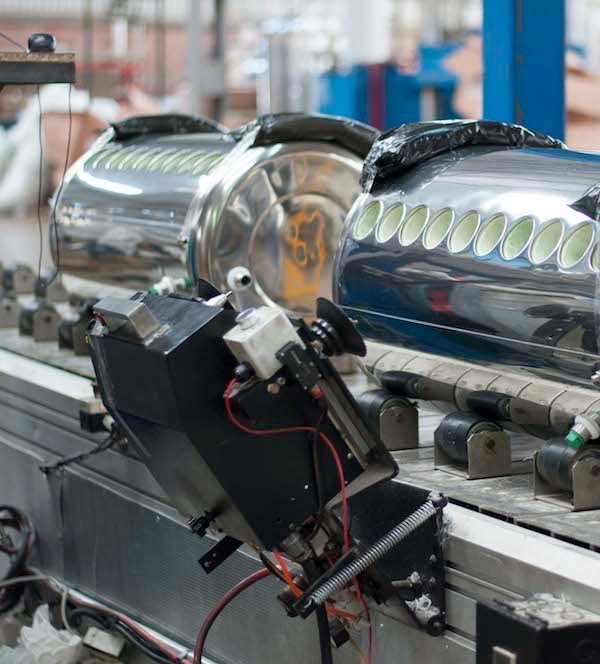 Home 16 Un calentador solar de tubos de vacío en la planta de producción de nuestra fábrica en México, listo para su distribución. La imagen muestra la alta calidad de los materiales y el proceso de ensamblaje.