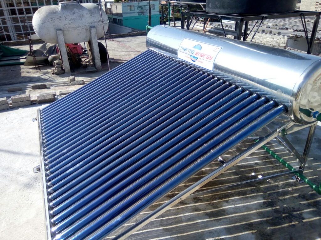 Energía solar en la construcción en México: tendencias 2026 3 Calentador solar de 30 tubos instalado en azotea de vivienda